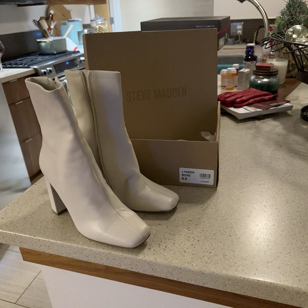 Steve Madden Lynden  Booties